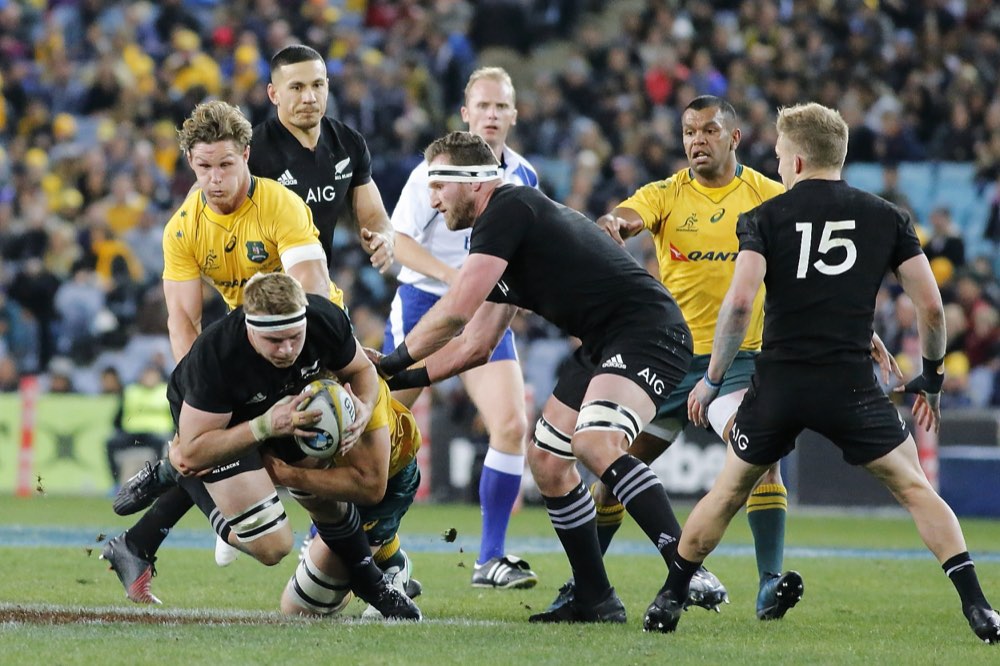 Rugbyspeler zet een tackle in tijdens een wedstrijd