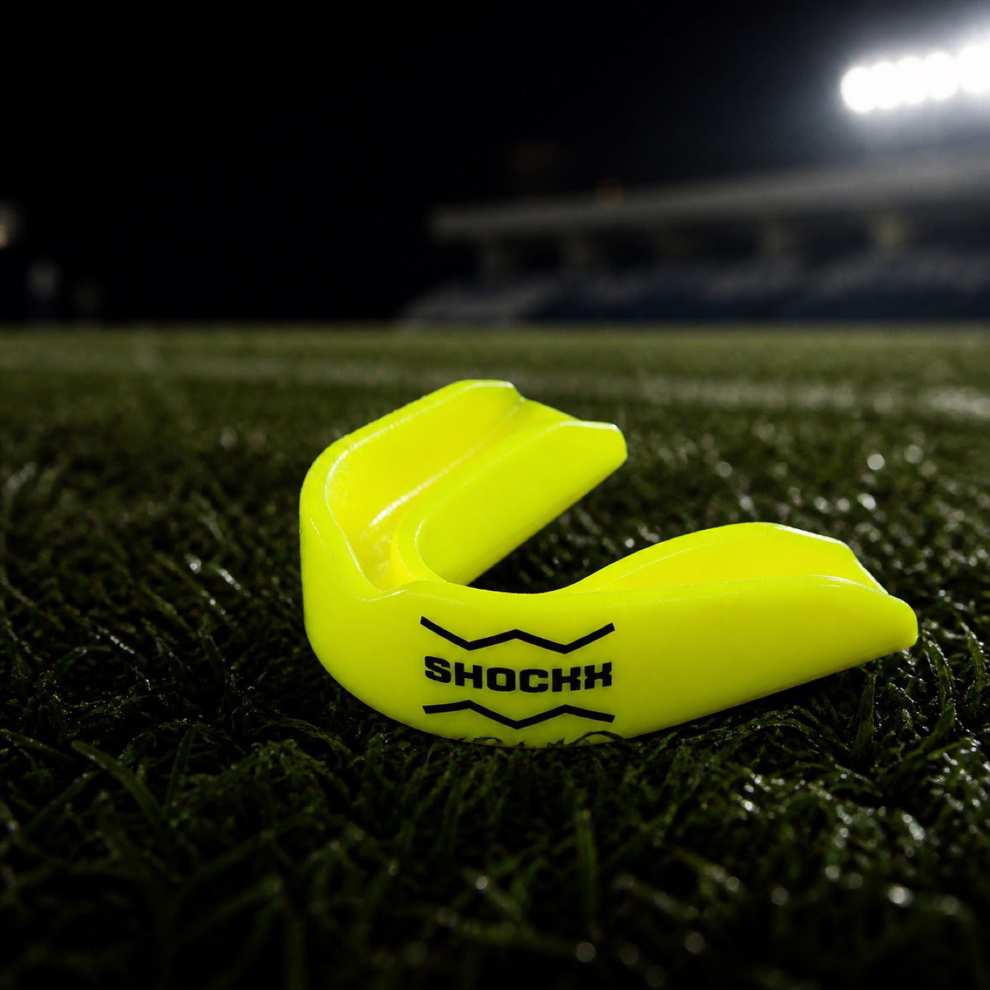 Geel Shockx bitje op het rugbyveld